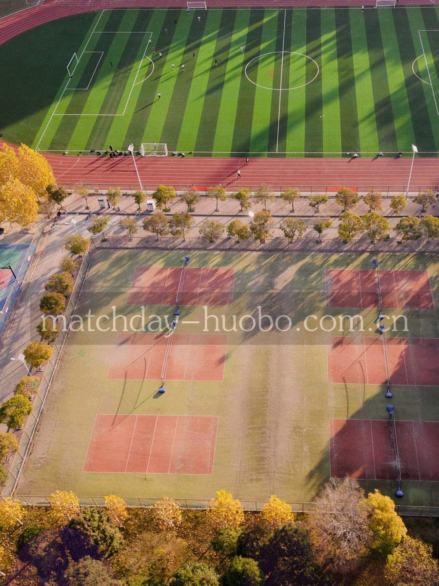 站台剪影中竖持手机查看比赛列表的通勤场景，画面偏暗，屏幕是唯一亮面